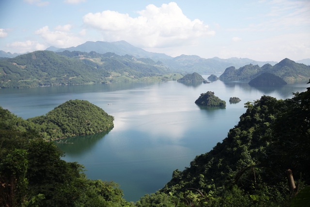 “Săn lùng” những điểm đến tuyệt đẹp ngỡ bị lãng quên ở Việt Nam - 4 Ba Khan được mệnh danh là “Vịnh Hạ Long trên cạn”. (Ảnh: maichautourist)