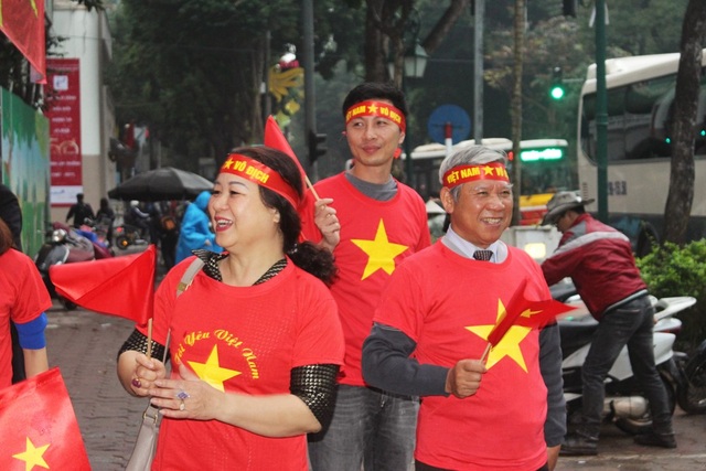 Hàng nghìn người Việt chính thức lên đường sang Trung Quốc cổ vũ đội tuyển U23 - 3 Được biết, chú Nhĩ định cư ở châu Âu, nhưng ngay khi nghe tin Việt Nam được vào chung kết thì ngay lập tức đặt vé về nước và chuẩn bị lên đường sang Trung Quốc. “Từ mấy ngày trước, tâm trạng tôi lúc nào cũng như đang ở trên mây vậy. Tôi đã chuẩn bị đầy đủ quần áo, tư trang, sức khỏe và cả tinh thần, sẵn sàng cho một buổi chiều bùng cháy hết mình cùng đội tuyển Việt Nam”.