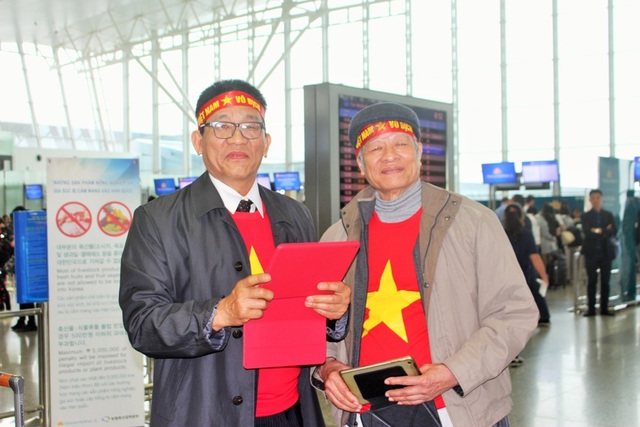 Hàng nghìn người Việt chính thức lên đường sang Trung Quốc cổ vũ đội tuyển U23 - 4 Rất nhiều các cổ động viên U70, U80 cũng đang tràn trề khí thế, đặt niềm tin lớn vào đội tuyển nước nhà. Chú Lê Trọng Tấn (76 tuổi) và chú Võ Xuân Hoàng (66 tuổi) bày tỏ niềm phấn khởi: “Rất hy vọng các cầu thủ vượt qua chính bản thân mình để chứng tỏ rằng, Đông Nam Á không còn là vùng trũng của bóng đá nữa. Nếu chiến thắng thì thực sự quá tuyệt vời, nhưng nếu may mắn không mỉm cười thì cũng không sao vì đội tuyển Việt Nam quá xuất sắc và đã đạt chức vô địch trong tim chúng tôi rồi”.