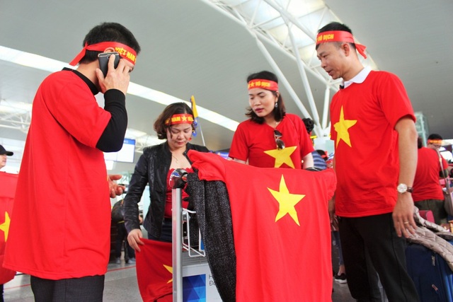 Hàng nghìn người Việt chính thức lên đường sang Trung Quốc cổ vũ đội tuyển U23 - 7 Chị Lê Thị Dung cho biết, từ sáng sớm, chị và gia đình đã lái xe từ Hải Phòng lên Hà Nội để kịp chuyến bay. “Tôi sung sướng, hạnh phúc khi Việt Nam chiến thắng bao nhiêu thì cũng hồi hộp, lo lắng bấy nhiêu khi nghĩ cách sang Thường Châu. Bao nhiêu thứ chắc chắn không thể lo kịp. Nhưng khi thấy chồng thông báo đã đặt được tour bao trọn visa, vé xem bóng đá,… thì vui không tả xiết, chưa cần biết đi bao nhiêu ngày, chi phí ra sao, chỉ cần được cổ vũ đội tuyển là đăng ký ngay”.