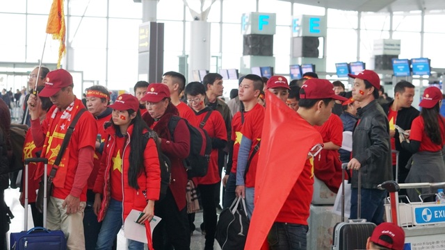 Hàng nghìn người Việt chính thức lên đường sang Trung Quốc cổ vũ đội tuyển U23 - 8 Nhiều người không kịp đặt tour từ các công ty lữ hành thì cũng tìm đủ mọi cách để đi sang Trung Quốc. Phần đông chọn cách book vé sang Đài Loan, đến Thượng Hải rồi từ đây ngồi xe để di chuyển đến Thường Châu. Bên cạnh đó, cũng có không ít người chấp nhận vất vả hơn bằng cách đi đường bộ lên Lạng Sơn đến Nam Ninh rồi ngồi máy bay đến nơi diễn ra trận đấu lịch sử.