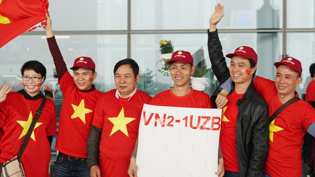 “Cháy” tour, doanh nghiệp thuê riêng máy bay đưa khách sang Trung Quốc cổ vũ U23 - 1 Dù có giá vé khá cao nhưng theo các đơn vị lữ hành, thời điểm hiện tại các tour đi Thường Châu cổ vũ bóng đá đã kín chỗ. Ảnh: HanoiRedtours
