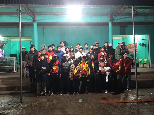 64 du khách bị "bỏ rơi" khi mua tour sang Thường Châu cổ vũ đội U23 Việt Nam - 1 Đoàn du khách Việt gồm 64 hành khách bị tour du lịch bỏ rơi ngay tại cửa khẩu Móng Cái. Ảnh: L.K