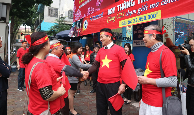 CĐV háo hức lên đường “tiếp lửa” U23 Việt Nam - 2
Các CĐV Việt Nam háo hức lên đường sang Trung Quốc cổ vũ U23 Việt Nam