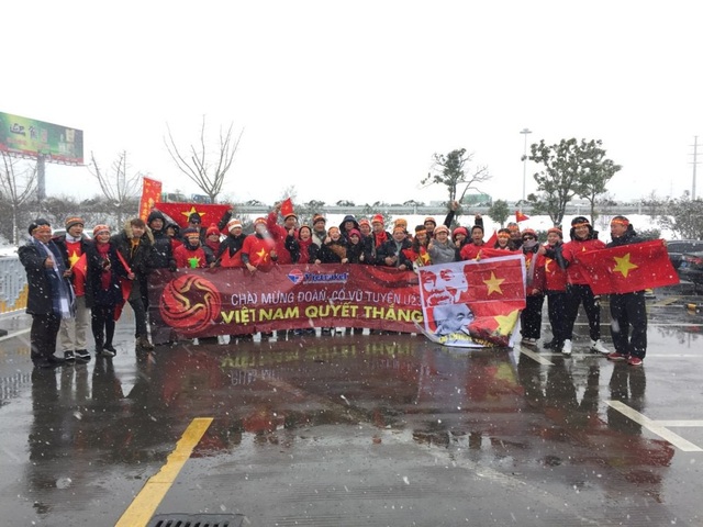 Cổ động viên Việt Nam tại Trung Quốc "cháy hết mình" trước giờ chung kết - 5 Tuyết bay trắng trời nhưng khắp nơi vẫn nóng rực sắc áo đỏ. Ảnh: VTV