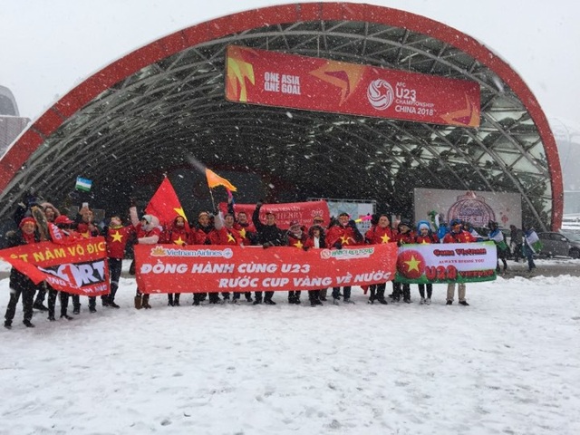 Cổ động viên Việt Nam tại Trung Quốc "cháy hết mình" trước giờ chung kết - 10 Sau khi nghe tin AFC không hoãn trận chung kết, các cổ động viên tiếp tục đứng chờ trong gió tuyết để đợi vào trong. Ảnh: Mạnh Cường