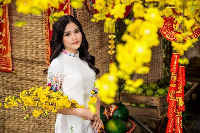 Top 9 Miss Teen hóa “cô Ba Sài Gòn” trong bộ ảnh đón Xuân - 8 Ngoài thời gian học tập Hân cũng tham gia làm người mẫu ảnh cho một số studio để trau giồi kinh nghiệp, mục tiêu của Hân là trở thành một người mẫu chuyên nghiệp. Ngọc Hân có quan điểm: “Tình thương là hạnh phúc, là cái quý giá của con người. Hãy yêu thương con người và đừng để một khi dừng lại bạn mới chợt nhận ra mình đã đánh mất nhiều thứ!”.