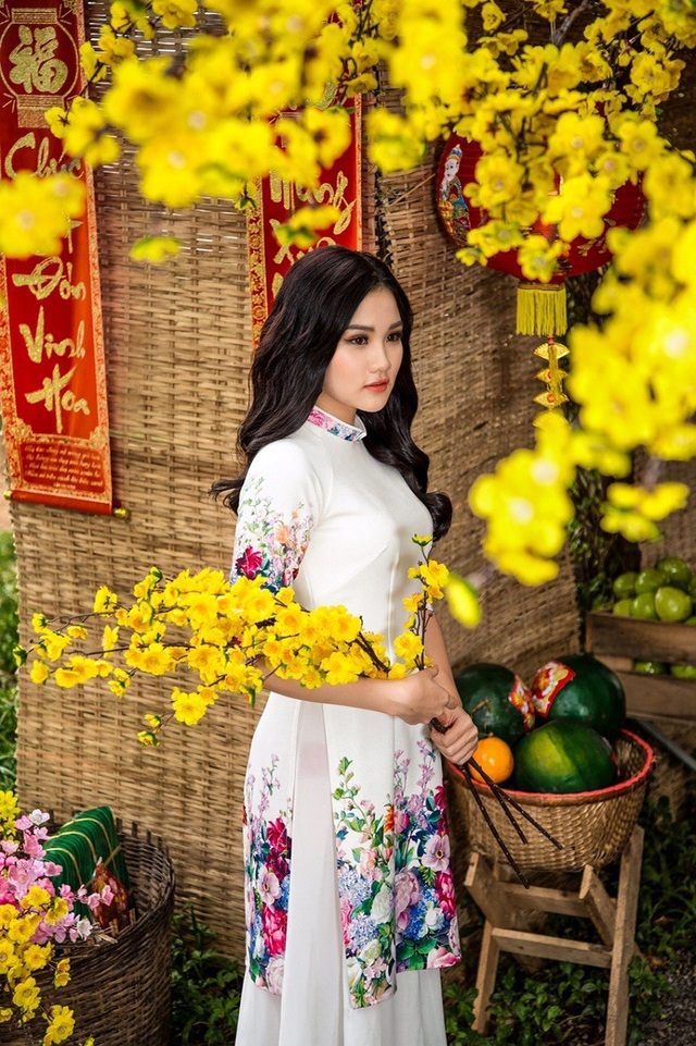 Top 9 Miss Teen hóa “cô Ba Sài Gòn” trong bộ ảnh đón Xuân - 5 Còn áo dài là một nét đẹp truyền thống, tôn lên vẻ đẹp của người con gái Việt Nam nên em muốn qua bộ ảnh này nhắn gửi rằng, Tết đến ai cũng luôn muốn mình khoác lên bộ trang phục đẹp nhưng cũng đừng bao giờ quên áo dài đã gắn bó với bao thế hệ, qua nhiều mùa xuân yêu thương”.