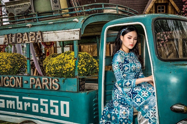 Top 9 Miss Teen hóa “cô Ba Sài Gòn” trong bộ ảnh đón Xuân - 3 Mới đây, nữ sinh Sài Gòn đã hóa thân thành cô Ba duyên dáng trong bộ ảnh xuân. Với gương mặt cuốn hút, mái tóc dài ngang vai cùng trang phục áo dài truyền thống, Ngọc Hân trông đằm thắm tựa như thiếu nữ Sài Gòn xưa.