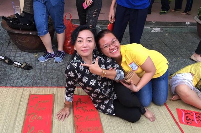 Cô giáo lì xì học sinh như chơi… “thách thức danh hài” - 1 Là giáo viên khá lớn tuổi nhưng cô Hương có độ quậy cùng học trò rất nhiệt tình.