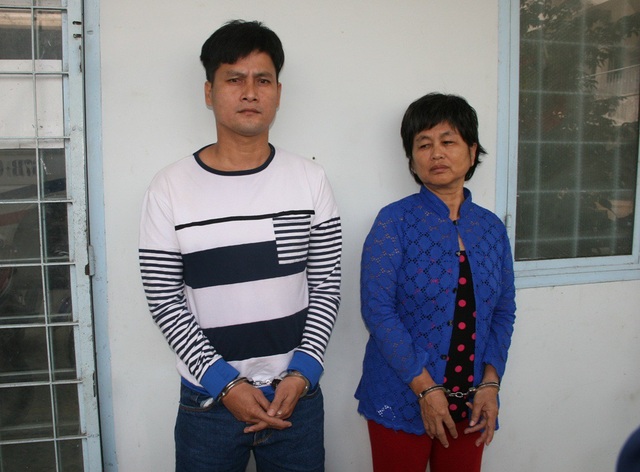 Thua bạc tại Campuchia, hai mẹ con vận chuyển tiền thuê về Việt Nam thì bị bắt - 1 Hai mẹ con bà Huỳnh Thị Nga tại cơ quan điều tra