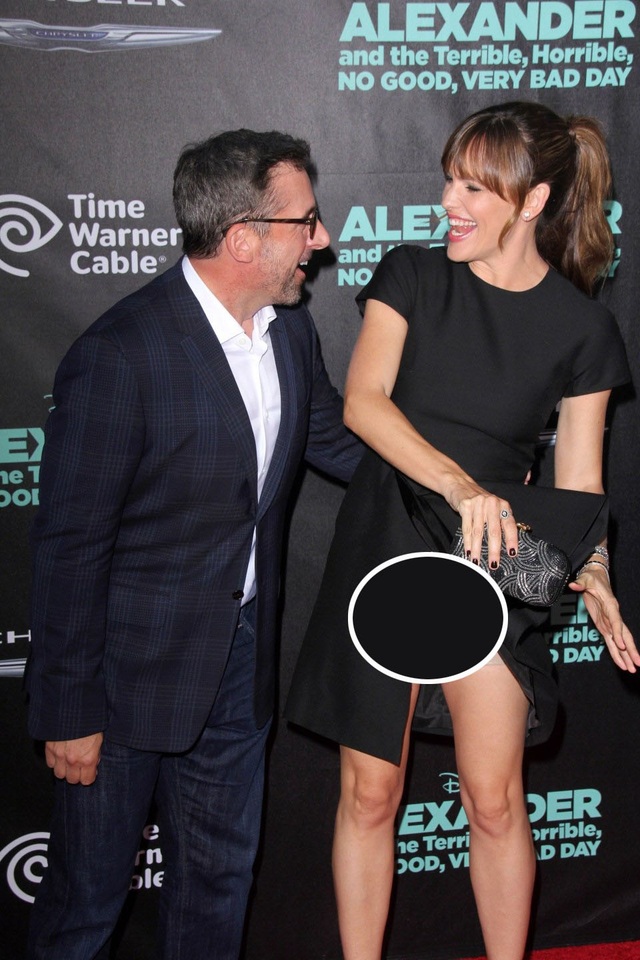 Những pha hớ hênh “để đời” của nghệ sĩ trên thảm đỏ - 11 Nữ diễn viên Jennifer Garner đã vô tình lật tà váy của chính mình lên khi tham dự lễ công chiếu phim “Alexander và một ngày tồi tệ, kinh khủng, chán nản, bực bội” (2014).