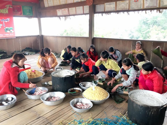 Thầy trò cùng gói bánh chưng tặng bạn nghèo ăn Tết - 2 Thầy trò cùng gói bánh chưng tặng bạn nghèo ăn Tết - 2