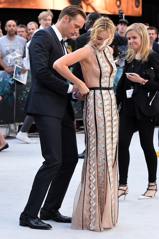 Những pha hớ hênh “để đời” của nghệ sĩ trên thảm đỏ - 3 Nữ diễn viên Margot Robbie đã gặp vấn đề trang phục khi tham dự lễ công chiếu phim “The Legend of Tarzan” (Huyền thoại người rừng - 2016), nhưng may mắn, người bạn diễn Alexander Skarsgard đã ở bên để giúp cô nhanh chóng khắc phục sự cố… đầm bị tuột khóa.