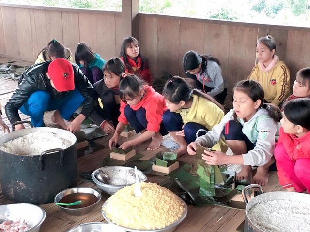 Thầy trò cùng gói bánh chưng tặng bạn nghèo ăn Tết - 3 Không khí gói bánh rất vui vẻ ở trường vùng cao Nam Trà My