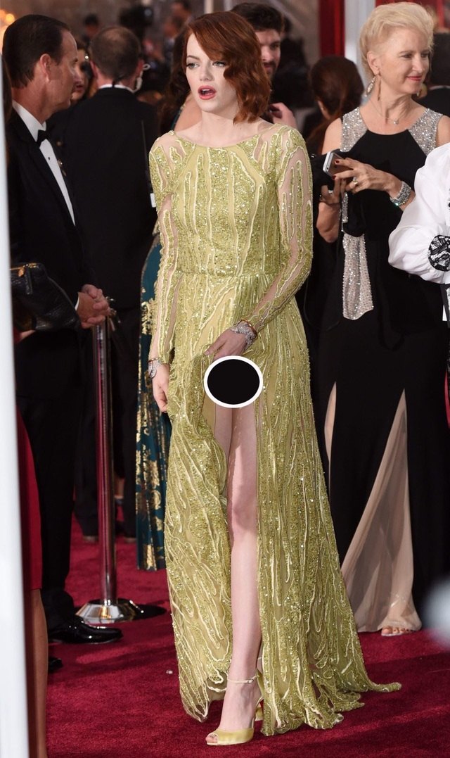 Những pha hớ hênh “để đời” của nghệ sĩ trên thảm đỏ - 4 Nữ diễn viên Emma Stone khi xuất hiện tại lễ trao giải Oscar 2015 đã quên mất cô đang mặc một chiếc váy xẻ tà cao, vì vậy, cô đã vô tình để lộ nội y khi nâng tà váy lên quá cao lúc bước đi. Emma Stone đã tránh để không bị giẫm vào tà váy nhưng lại thành ra bị hớ hênh.