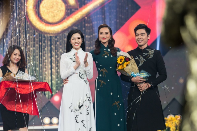 Hoa hậu Kiều Ngân đăng quang Én Vàng với số điểm tuyệt đối - 11 Danh hiệu Én Bạc 2017 thuộc về Hoa khôi sư phạm Phương Uyên (38,5 điểm) và Én Đồng thuộc về đạo diễn trẻ Minh Trí (38,25 điểm).