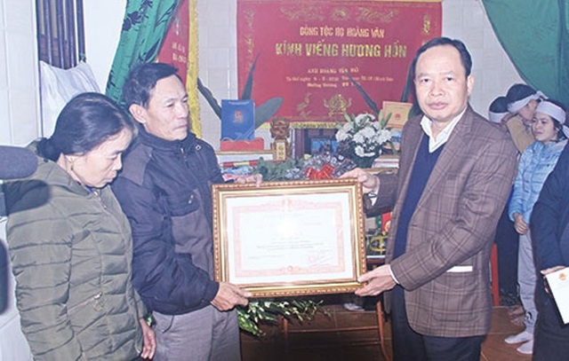 Trao bằng tốt nghiệp danh dự cho nam sinh tử vong khi cứu 3 mẹ con - 3
Thừa ủy quyền của Thủ tướng Chính phủ, ông Trịnh Văn Chiến - Bí thư Tỉnh ủy Thanh Hóa trao Bằng khen của Thủ tướng Chính phủ truy tặng em Hoàng Đức Hải.