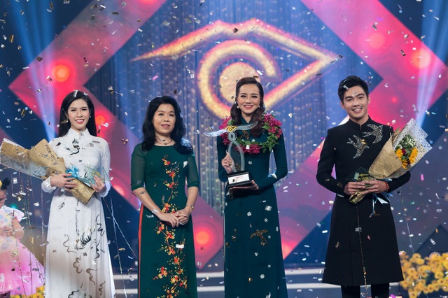 Hoa hậu Kiều Ngân đăng quang Én Vàng với số điểm tuyệt đối - 9 Với tiết mục được đầu tư công phu, hoành tráng cũng như thể hiện rõ thông điệp, Kiều Ngân đã nhận được số điểm tuyệt đối 40 từ Ban giám khảo và trở thành Én Vàng 2017 với giải thưởng100 triệu đồng tiền mặt.