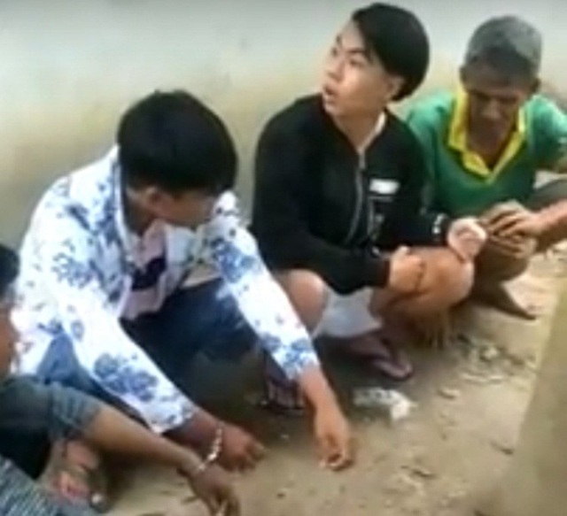 Mật phục, triệt xóa điểm đá gà ăn tiền quy mô lớn ngày giáp Tết - 1 Các con bạc bị công an bắt giữ tại hiện trường