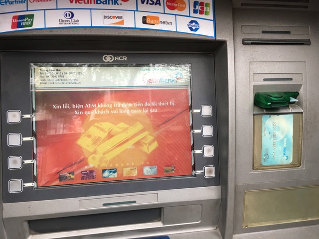 Trời rét căm căm, chạy mấy vòng Hà Nội rút tiền vẫn ra về tay trắng - 1
Cây ATM báo lỗi trong khi người dân đang mong móng từng phút để rút được tiền đi mua sắm.