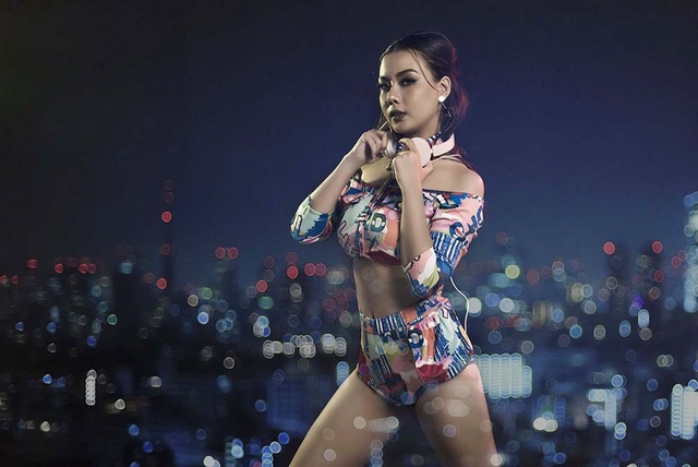Người mẫu gây "lùm xùm" trên chuyên cơ chở U23 Việt Nam khoe ảnh bikini nóng bỏng - 7 Năm 2018, cô bật mí sẽ lấn sân sang ca hát và nhanh chóng cho ra sản phẩm âm nhạc đầu tiên. Tuy nhiên, theo Lại Thanh Hương, DJ và người mẫu vẫn là công việc chính trong sự nghiệp của mình.