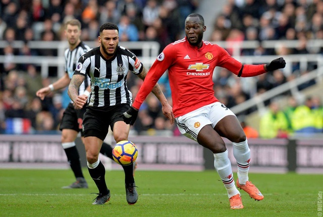 Newcastle 1-0 MU: Nỗi buồn của Mourinho - 2
Lukaku (phải) không có nhiều cơ hội trước Newcastle
