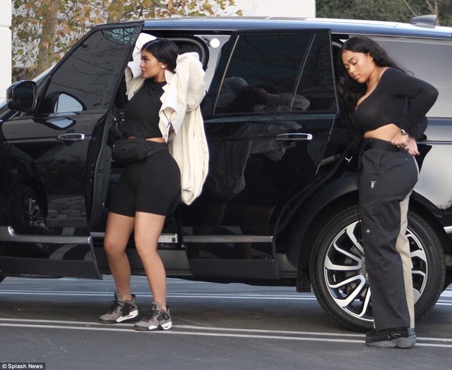 Kylie Jenner lần đầu ra phố sau khi sinh con - 3
Khi ngắm nhìn Kylie Jenner, ít người tin làcô chỉ vừa mới lên chức mẹ chưa đầy 2 tuần