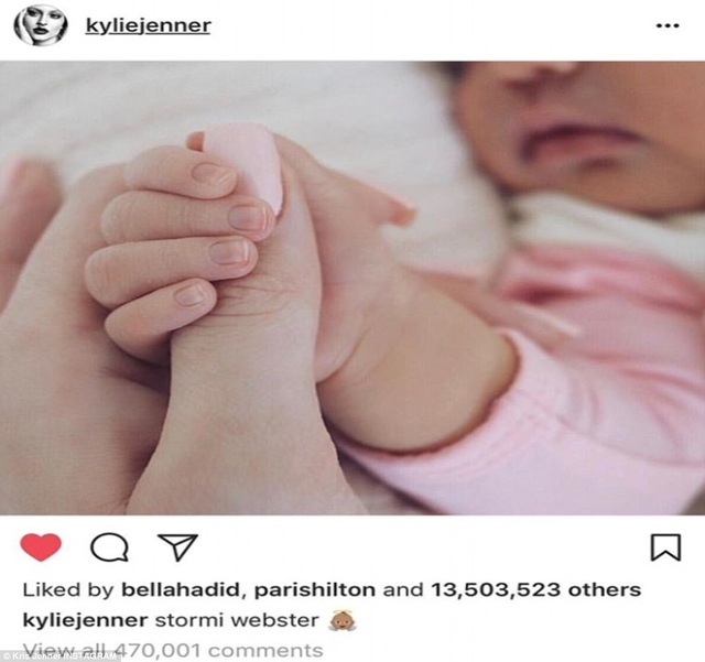 Kylie Jenner lần đầu ra phố sau khi sinh con - 4
Kylie Jenner tiết lộ hình ảnh đáng yêu về con gái Stormi Webster
