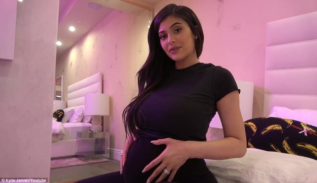 Kylie Jenner lần đầu ra phố sau khi sinh con - 5
Sau khi sinh con, em cô Kim mới chính thức chia sẻ những hình ảnh khi cô bầu bí