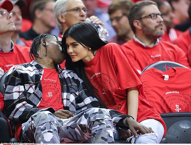 Kylie Jenner lần đầu ra phố sau khi sinh con - 8
Kylie Jenner mang thai với bạn trai Travis chỉ ít tuần sau khi hẹn hò. Cặp đôi cũng chưa có ý định kết hôn.