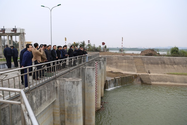 Bắc Ninh treo thưởng 100 triệu đồng cho huyện cấy đúng tiến độ - 2 Bộ trưởng Nguyễn Xuân Cương cùng lãnh đạo tỉnh Bắc Ninh kiểm tra tình hình lấy nước tại Trạm bơm Phú Mỹ (Thuận Thành, Bắc Ninh).