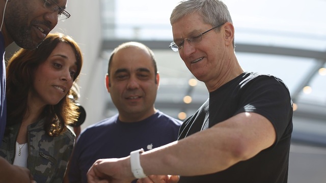 Apple khiến nhiều hãng thời trang "lo lắng" vì bán đồng hồ "chạy" hơn cả Swiss, Rolex - 2 Mặc dù bị chê nhiều về mặt ý tưởng sản phẩm, nhưng Apple dưới thời CEO Tim Cook chưa bao giờ gặp vấn đề về doanh thu.