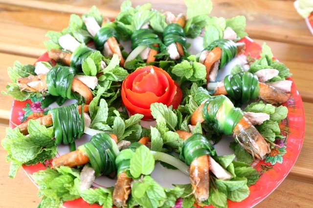 Món “tôm hữu” nổi tiếng của làng rau, kết hợp các loại rau thơm đặc trưng của Trà Quế