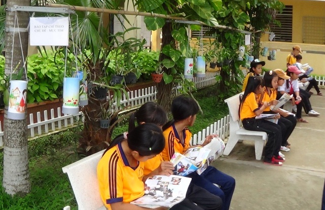 Khuyến học bắt đầu từ khuyến đọc - 1 Học sinh trường THCS Vĩnh Nguơn (TP Châu Đốc, An Giang) say mê đọc sách (ảnh minh họa)