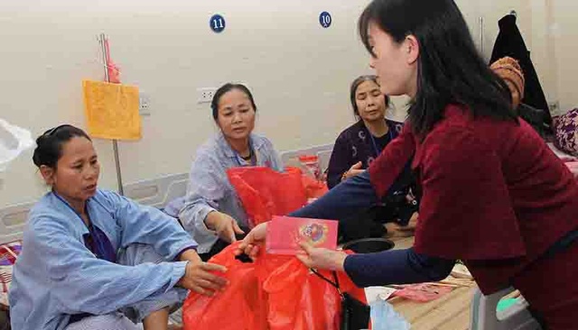 Bạn trẻ góp niềm vui xuân tới bệnh nhân ung thư - 2 Bạn trẻ góp niềm vui xuân tới bệnh nhân ung thư - 2