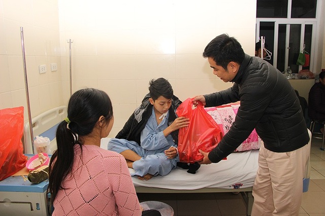 Bạn trẻ góp niềm vui xuân tới bệnh nhân ung thư - 1 Bạn trẻ góp niềm vui xuân tới bệnh nhân ung thư - 1