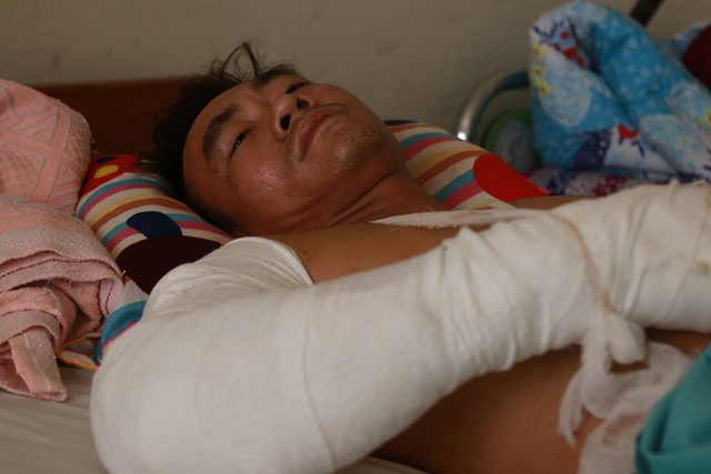Đi cùng bạn Việt kiều, anh Võ Duy Đông cũng bị thương nằm trên giường bệnh