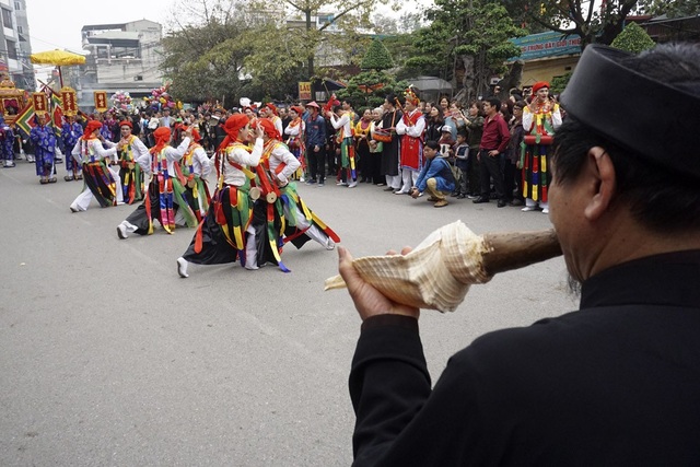 Hội làng Triều Khúc diễn ra từ mùng 9 đến 12 tháng Giêng âm lịch, trong ngày đầu và ngày cuối lễ có đám rước Bố Cái Đại Vương Phùng Hưng rất lớn giữa 2 đình làng, ngoài các nghi thức tế lễ long trọng còn có đội múa đĩ đánh bồng trên suốt đoạn đường.