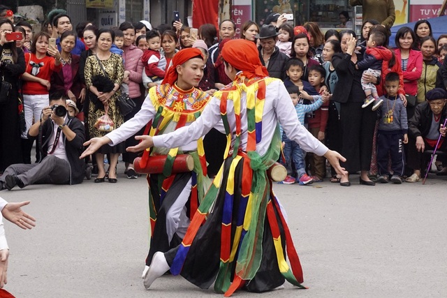 Theo người xưa truyền lại, điệu múa này thường được dùng làm trò vui để động viên binh lính những ngày xuân trận mạc, đến nay đã trở thành điệu múa đặc sắc, đậm vẻ riêng có của vùng đất này.