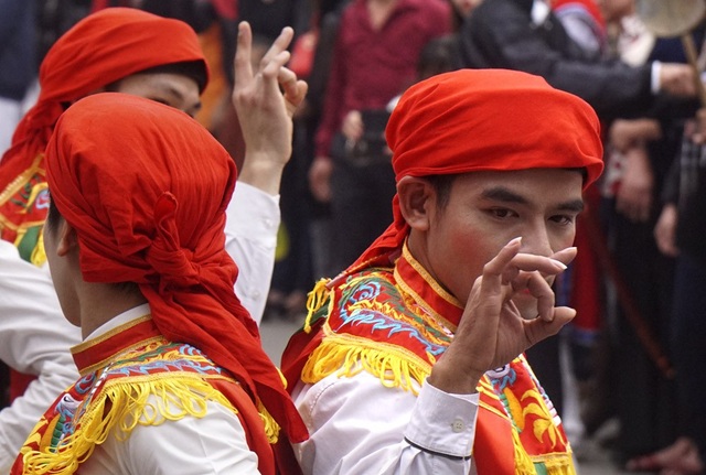 Trai làng Triều Khúc lả lơi trong màn "con đĩ đánh bồng" độc đáo - 7