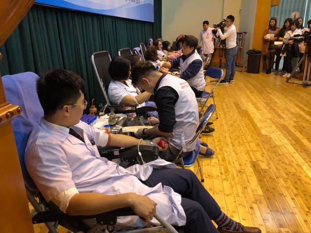 Ngày Thầy thuốc Việt Nam, hàng trăm bác sĩ hiến máu vì người bệnh - 1 Các bác sĩ trong buổi đi làm ngày 27/2 đã tham gia hiến máu tình nguyện. Ảnh: H.Hải