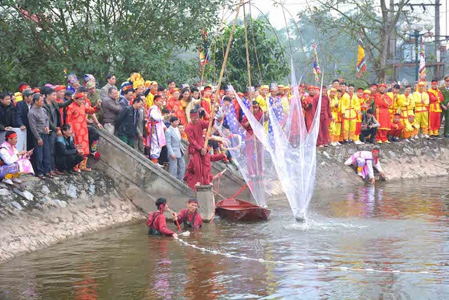 
Lá»
 tá» chá»©c ÄÃ¡nh cÃ¡ táº¡i ao tháº£ cÃ¡ cáº¡nh Giáº¿ng Cá». ÄÃ¢y chÃ­nh lÃ  khi nguá»n gá»c xuáº¥t thÃ¢n lÃ m nghá» chÃ i lÆ°á»i cá»§a thá»§y tá» nhÃ  Tráº§n ÄÆ°á»£c tÃ¡i hiá»nâ¦
