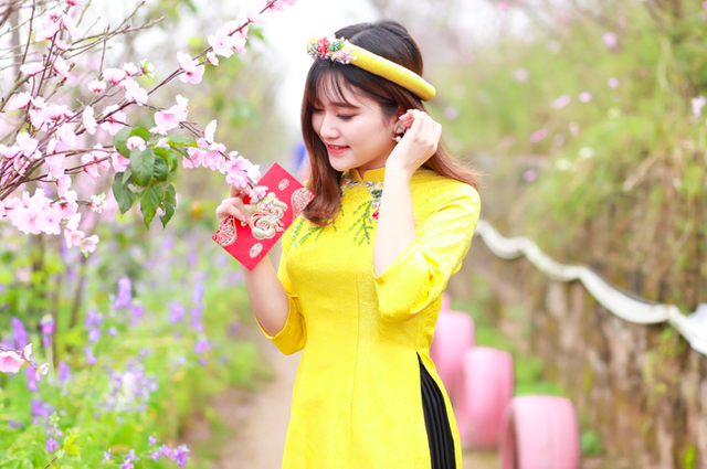 Thiếu nữ Tuyên Quang khoe sắc cùng đào Nhật Tân - 3
Thảo cho biết quê bạn gồm nhiều dân tộc thiểu số như dân tộc Thái, Mông, Dao... sinh sống còn gặp nhiều khó khăn, mọi người thường quay cuồng, bươn chải với công việc cho tới ngày 30 tết với hi vọng có một tết sung túc đầy đủ.
