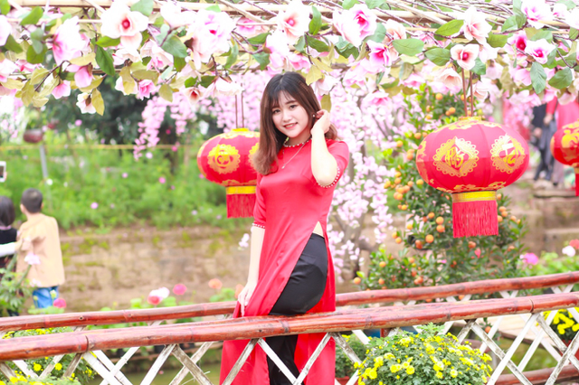 Thiếu nữ Tuyên Quang khoe sắc cùng đào Nhật Tân - 8 Tết đã ùa vào mọi ngóc ngách của vườn đào Nhật Tân. Sắc thắm của hoa đào nhuộm hồng khoảng trời nơi đây, khiến cho không khí tại Nhật Tân những ngày này thêm rộn ràng, ấm áp hơn.