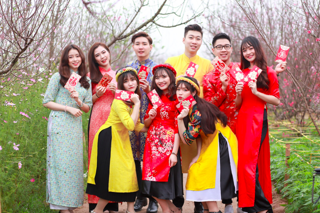 Thiếu nữ Tuyên Quang khoe sắc cùng đào Nhật Tân - 7 Thảo bên những người bạn thân
