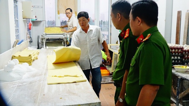 Phát hiện cơ sở sản xuất mì sợi chứa hàn the - 1 Lực lượng chức năng kiểm tra cơ sở xuất mì sợi Đường Huệ Hàn ngày 7/2