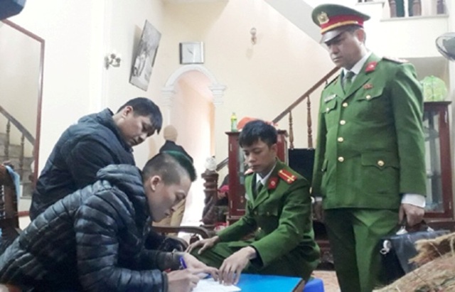 Dùng súng AK bắn vào nhà anh trai - 1 Phòng Cảnh sát truy nã tội phạm, Công an tỉnh Thanh Hóa đã phát hiện và bắt giữ đối tượng Lê Văn Dũng