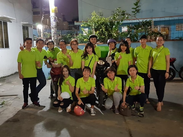Ra mắt ngân hàng thực phẩm cho người nghèo - 4 Đội tình nguyện Foodbank Việt Nam đi phát cháo cho người vô gia cư đang sinh sống lang thang trên vỉa hè, gầm cầu và người nghèo mưu sinh đêm ở TPHCM