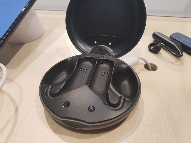 Cận cảnh Xperia Ear Duo - mẫu tai nghe có thiết kế độc đáo từ Sony - 7 Ngoài ra, Ear Duo có thể được sử dụng trong vòng 4 tiếng mỗi lần sạc và vỏ hộp đựng có thể cung cấp thêm ba lần sạc đầy. Tai nghe có màu đen hoặc vàng khi xuất xưởng vào cuối tháng 5 với giá 280 USD.